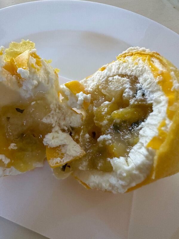 Десертный рулет с манго и маракуйей